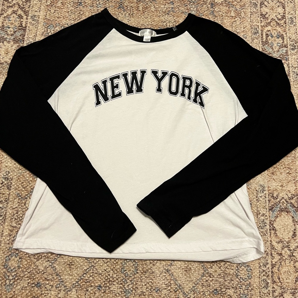 Large women’s black and white long sleeve New York